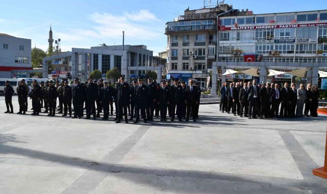 Söke&#039;de Polis Atatürk Anıtı&#039;na çelenk sundu