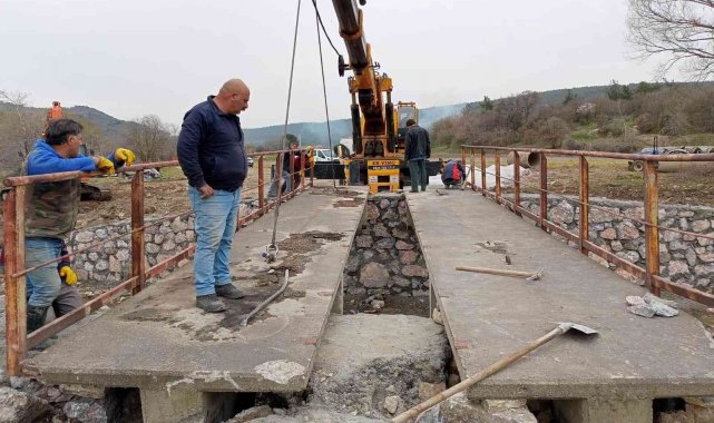 Soma Belediyesi eskiyen köprüyü 16 saatte yeniledi