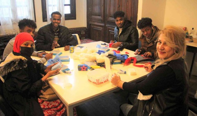 Somali ve Endonazyalı öğrenciler keçe sanatıyla buluştu