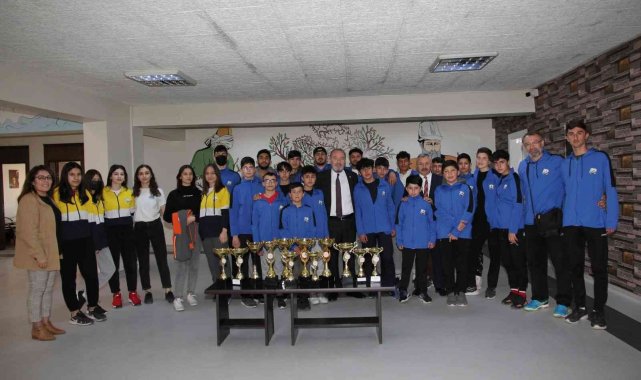 Sporcular kupa ve madalyaları ile başkan Şahiner&#039;i ziyaret etti