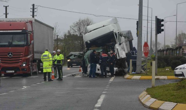 Su yüklü tır ışıklarda duramayarak önündeki tıra çarptı: 1 yaralı
