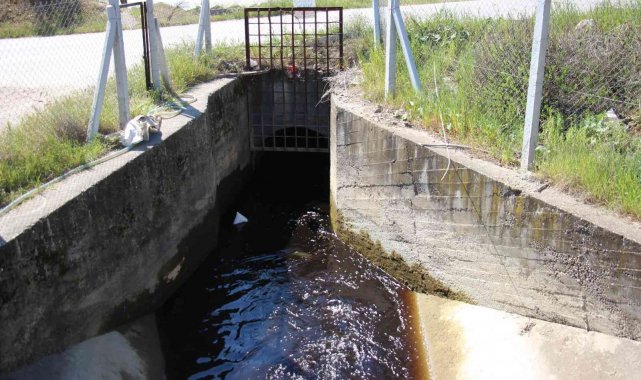Sulama kanalı simsiyah akmaya başladı