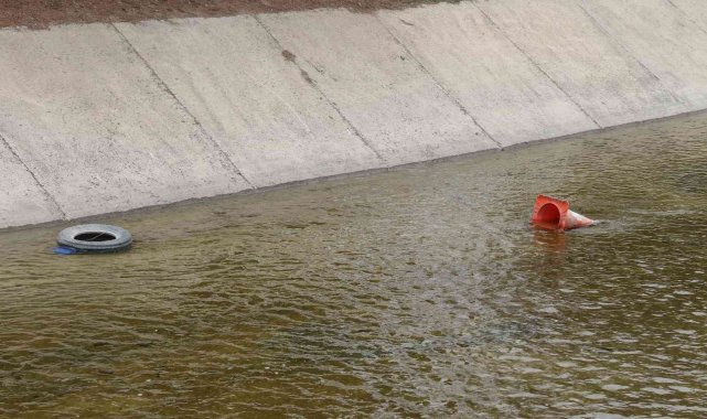 Sulama kanalındaki kirlilik pes dedirtti