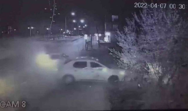 Sultanbeyli&#039;de minibüsün park halindeki araçlara çarptığı kaza kamerada