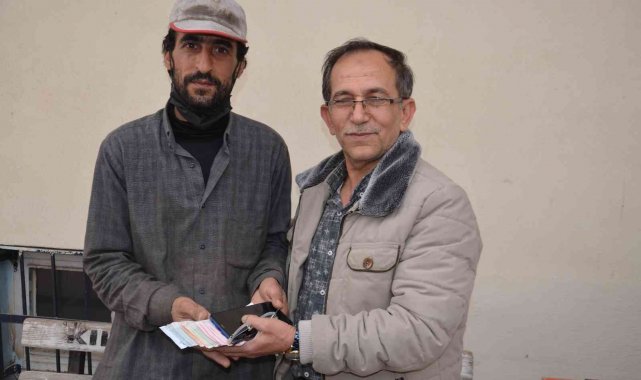 Suriyeli kağıtçı bulduğu 8 bin 500 lirayı sahibine teslim etti