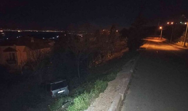 Sürücüsünün kontrolünü kaybettiği araç yoldan çıktı