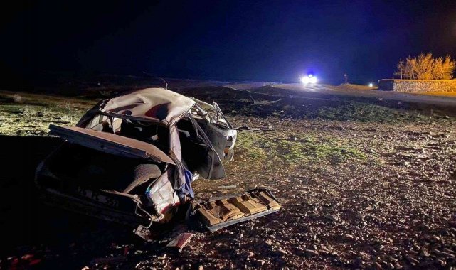 Takla atarak hurdaya dönen araçtaki 2 kişi ağır yaralandı