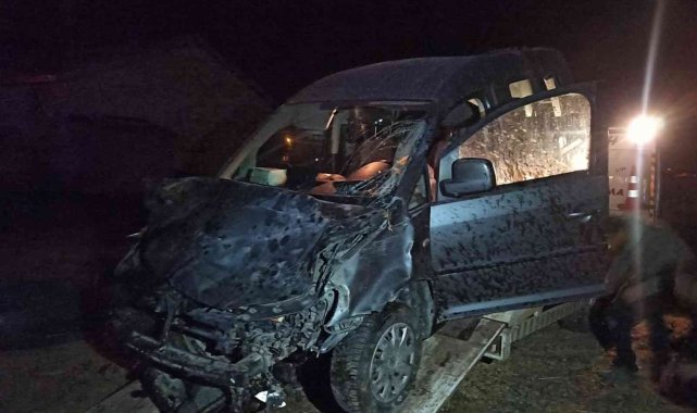 Takla atıp tarım arazisine devrilen aracın sürücüsü yaralandı