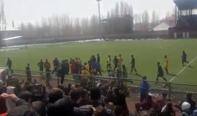 Taraftar sahaya girdi, ortalık karıştı