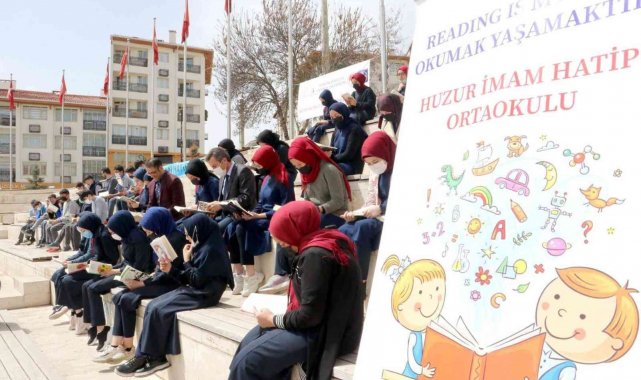Tarihi binanın bahçesinde kitap okudular