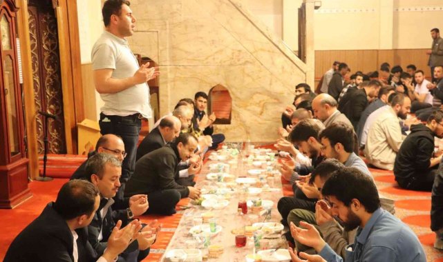 Tarihi camide iftar açtılar