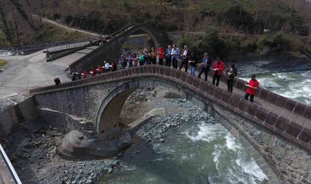 Tarihi Çifte Köprüler'de kitap okuma etkinliği düzenlendi