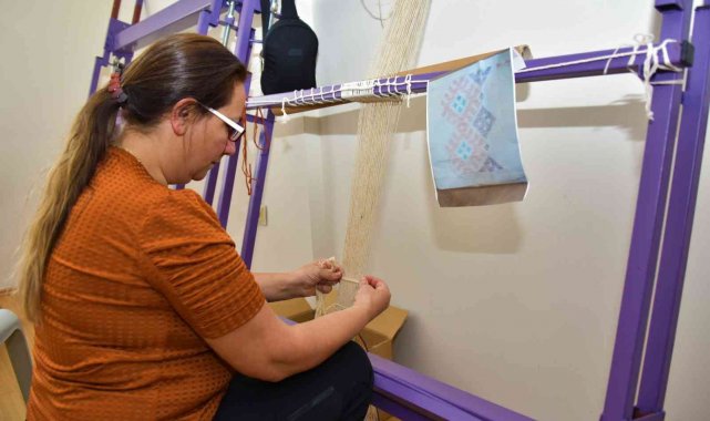 Tarihi Helvacı kilimi Aliağalı kadınların elinde yeniden hayat buluyor