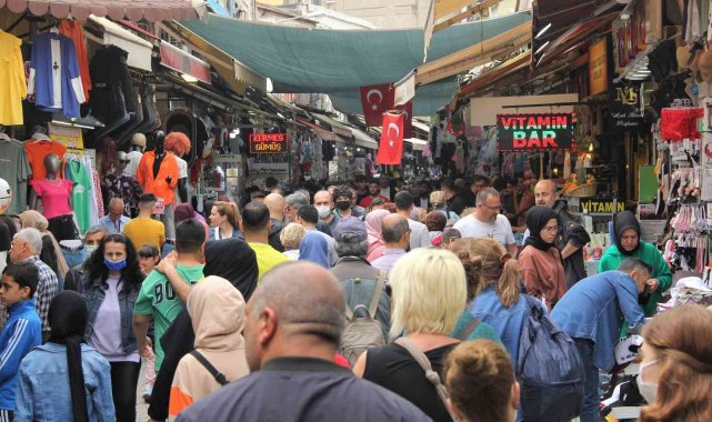 Tarihi Kemeraltı Çarşısı'nda bayram alışverişi yoğunluğu