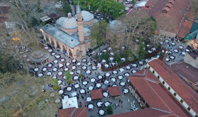 Tarihi meydan, vatandaşlarla doldu taştı