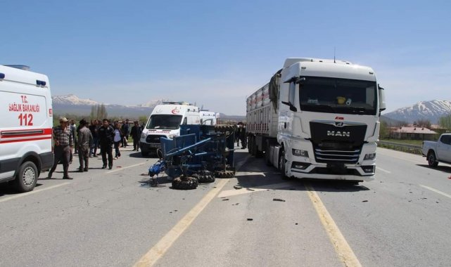 Tarım aracıyla tır çarpıştı: 4 yaralı