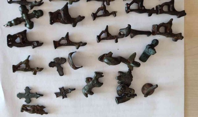 Tarla sürerken bulduğu tarihi eserleri polise teslim etti