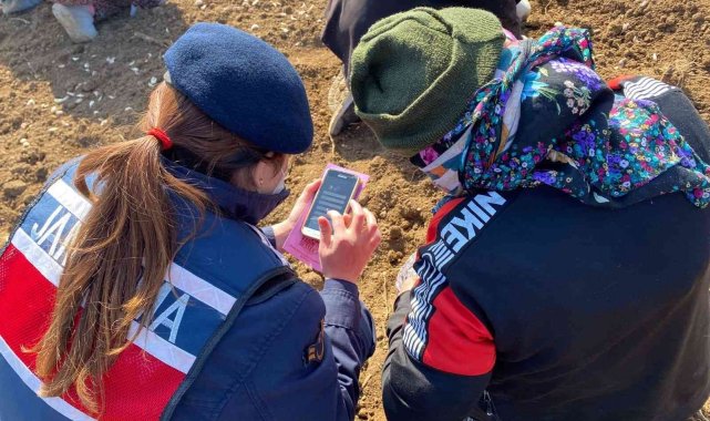 Tarlada ve fabrikada çalışan kadınlara KADES'i tanıttılar