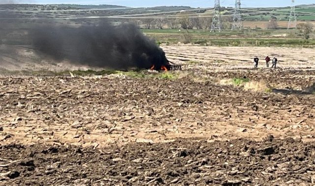 Tarlada yanan traktör kullanılamaz hale geldi