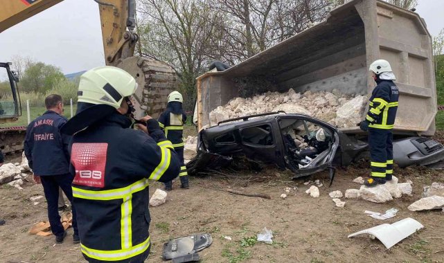 Taş yüklü kamyon çarpıştığı aracın üzerine devrildi: 1 ölü, 2 yaralı