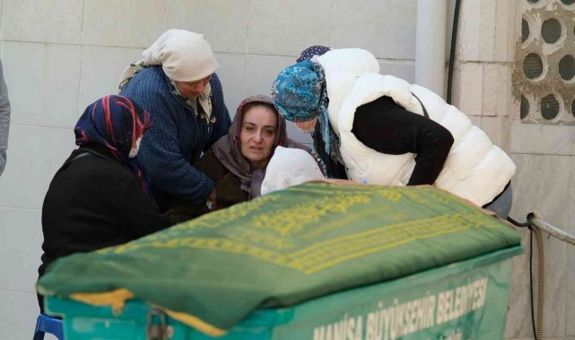 Tatil yolunda rahatsızlanarak hayatını kaybeden minik Ece toprağa verildi