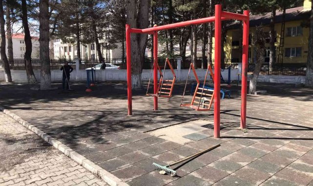 Tatvan'daki park ve bahçelerde bakım çalışması