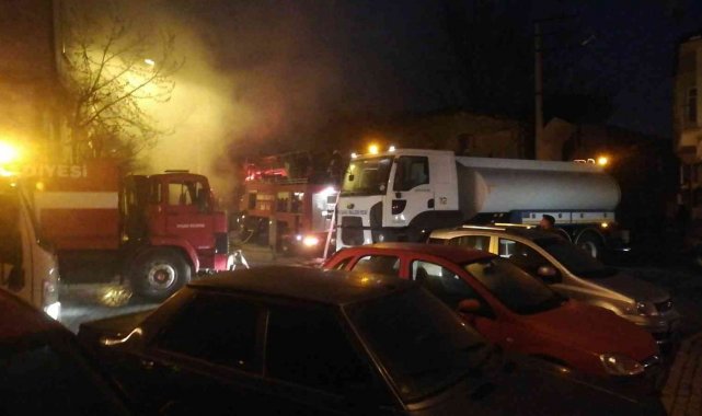 Tavşanlı&#039;daki yangında 2 katlı tarihi ahşap bina kül oldu