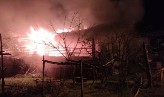 Tek katlı ahşap ev yangında kül oldu