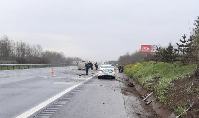 TEM'de otomobil devrildi: 4 yaralı