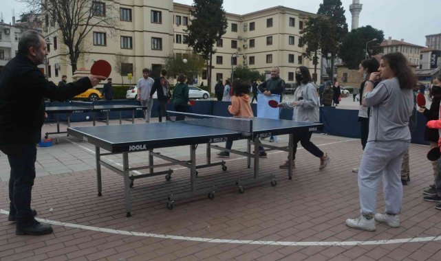 Tenisçiler masada yarıştı