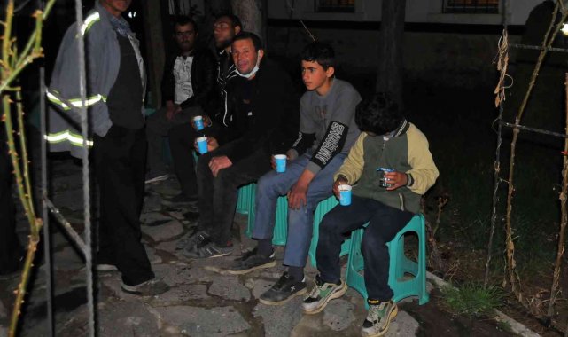 Teravih sonrası közde çay ikramı geleneği sürüyor