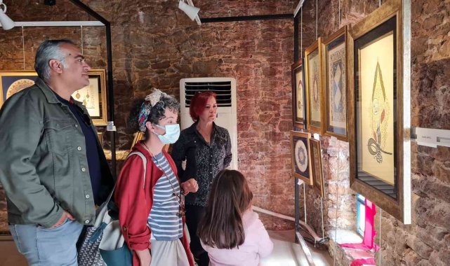 Tezhip sergisi ziyaretçilerini ağırlıyor