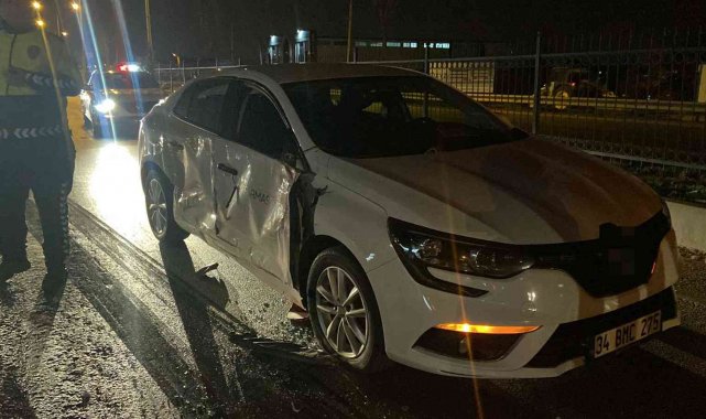 TIR, otomobilleri biçti: 3 yaralı