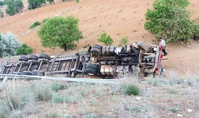 Tır şarampole devrildi: 1 yaralı