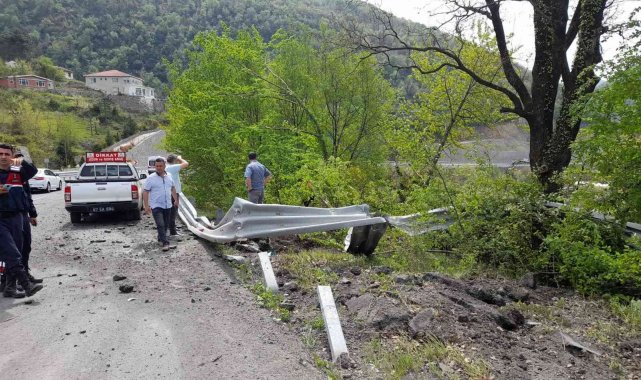 Tırın dorsesinden düşen kepçe ormanlık alana uçtu