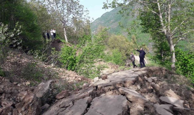 Tokat&#039;ta eriyen kar suları heyelana neden oldu