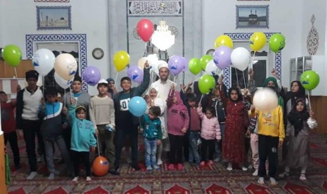 Tomarza'da kandil gecesi camileri dolduran çocuklara hediye