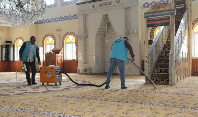 Toroslar'da camiler temizleniyor