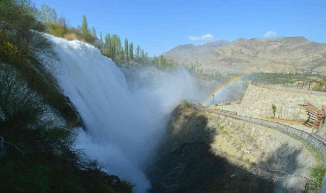 Tortum Şelalesi coştu