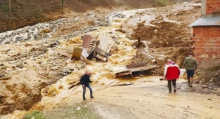 Trabzon'da heyelan: 19 ev, 2 okul tahliye edildi