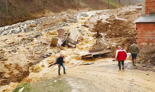 Trabzon&#039;da heyelan: 19 ev, 2 okul tahliye edildi
