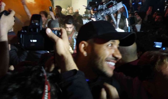 Trabzonspor'a havalimanında yapılan coşkulu karşılama da izdiham yaşandı