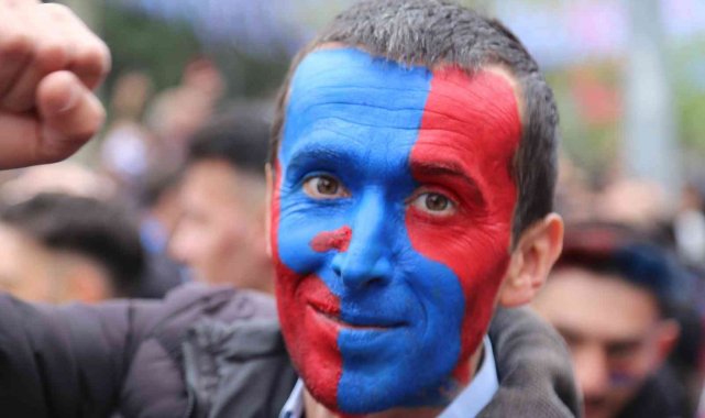 Trabzonsporlu taraftarlar kutlamalara erken başladı