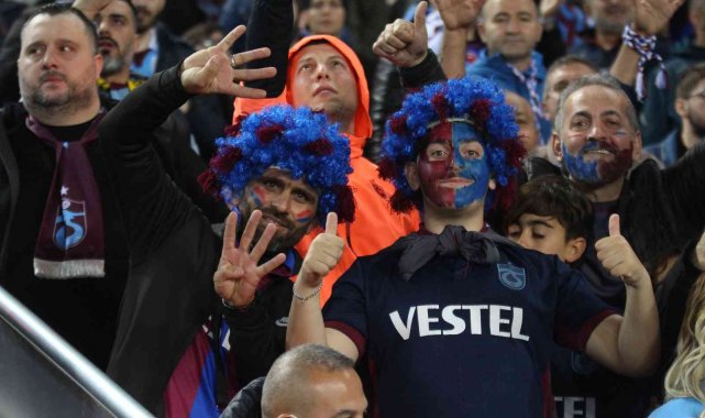 Trabzonsporlu taraftarlar tarihi şampiyonluk sevincini yaşamak için tribünleri doldurdu
