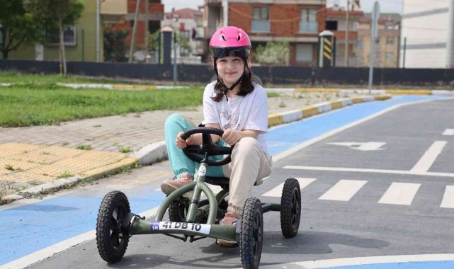 Trafik eğitimi parkında çocuklar direksiyon başına geçti