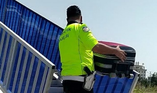 Trafik polisinden örnek davranış