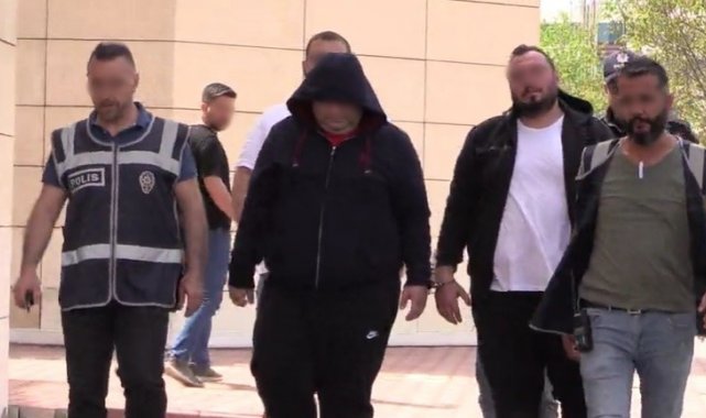 Trafikte makas atan magandalar kendilerini uyaran sürücünün aracına saldırdı