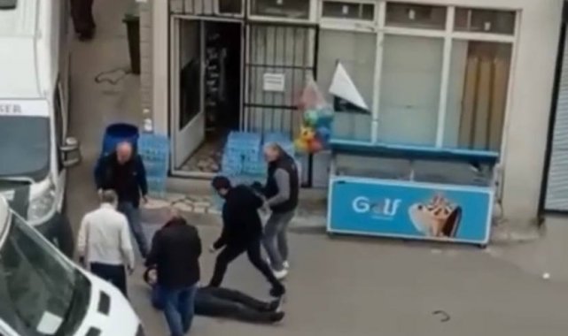 Trafikte yol verme kavgasında kan aktı.. Kafa atma anı kameralarda