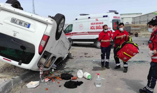 Traktör ile hafif ticari araç çarpıştı: 2 yaralı