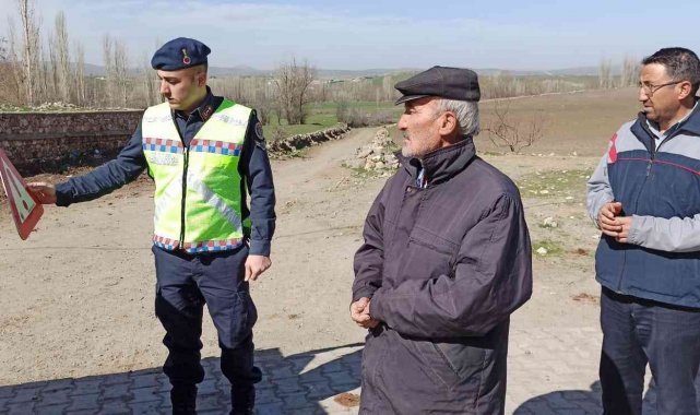 Traktör sürücülerine reflektör dağıtımı yapıldı